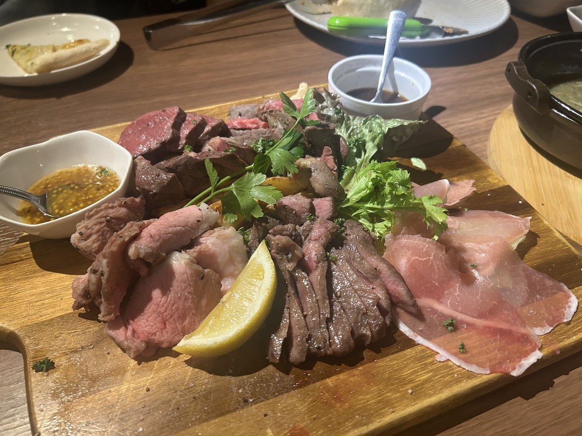 makoto88mkmrr's tweet photo. 昨日はREACT GYMの前田さんのお店、AKATSUKIに家族でポスター持って食事に行ってきました‼️美味いのばっかりで食い過ぎました😂そろそろ減量始めます‼️
試合終わったら、また行きたいと思います‼️前田さん、ご馳走様でした‼️さあ、今日も頑張ろう〜‼️
#REACTGYM #AKATSUKI #NJKF #ムエタイ https://t.co/tjHEyROKjU