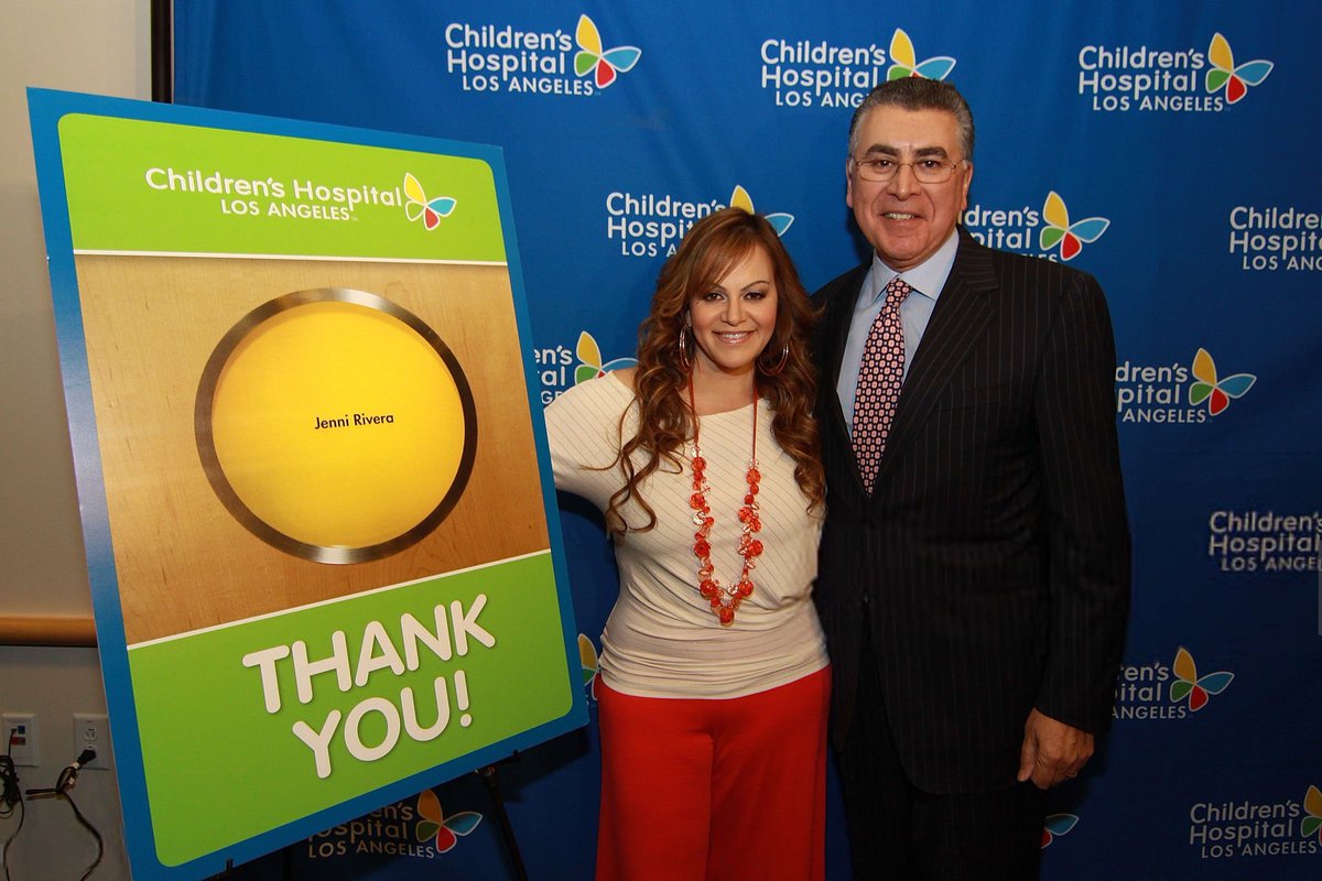 jenniruniversal's tweet photo. Jenni Rivera recibiendo un reconocimiento por su labor altruista en el hospital “Children’s Hospital Los Angeles” 🦋; hace trece años (marzo 29, 2012) https://t.co/2QmF9fLHDs