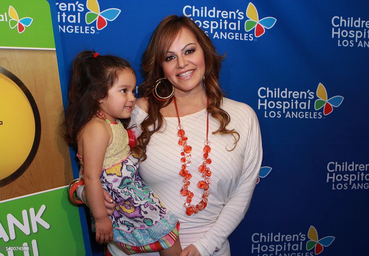 jenniruniversal's tweet photo. Jenni Rivera recibiendo un reconocimiento por su labor altruista en el hospital “Children’s Hospital Los Angeles” 🦋; hace trece años (marzo 29, 2012) https://t.co/2QmF9fLHDs