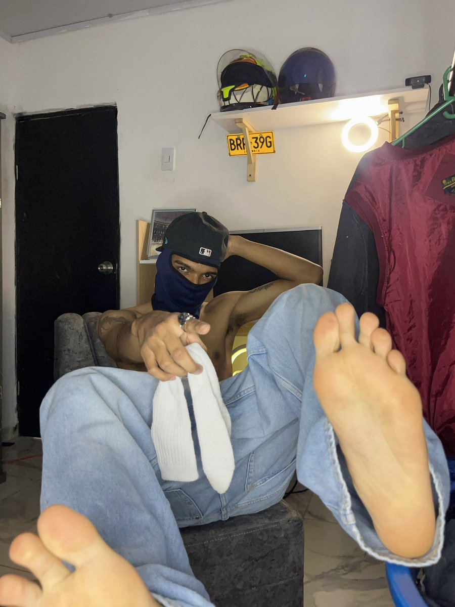 MasterSan01's tweet photo. The king is back to fuck your wallet and leave you in ruins 👑You know very well that your money looks better on me while I dominate you with no way out😵‍💫🧦  #cashmaster #cashslave #feet https://t.co/miJ1alwO72