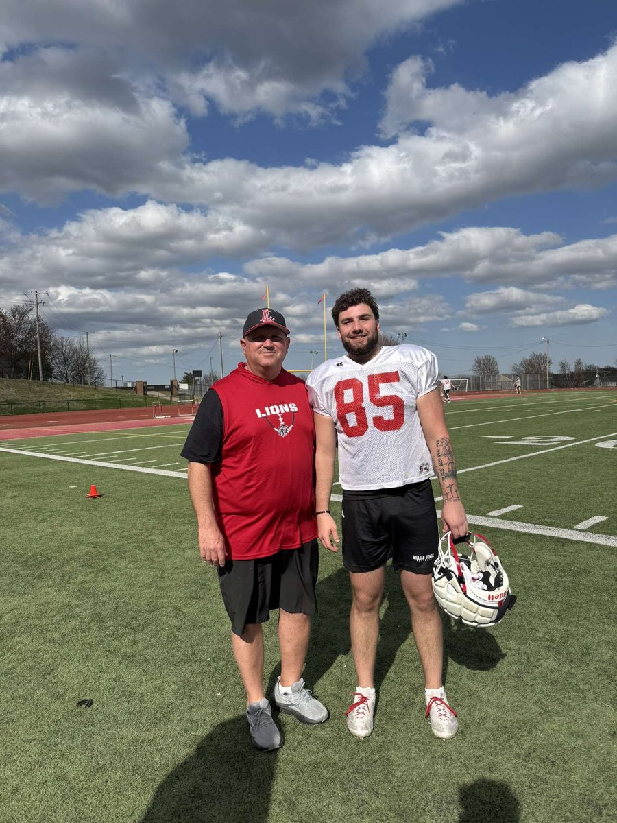 Always a blessing to get to see my guys and my high school coach who pushed me to get where i’m at today! <a href="/lexton_grafke/">Lexton Grafke</a> <a href="/davionwinton03/">Davion</a> <a href="/RickPollardFB/">Coach Rick Pollard</a> <a href="/JewellFootball/">William Jewell Football</a>