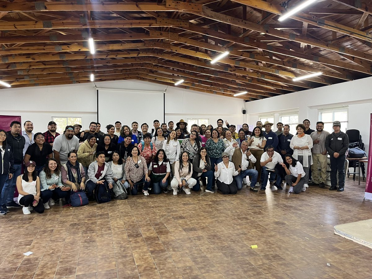 Cult_Amb_CDMX's tweet photo. Las y los educadores ambientales nos reunimos en un taller de actualización y reconocimiento para afrontar los retos de nuestro tiempo desde una educación ambiental sostenible, resiliente y humanista #Sedema https://t.co/0Q8zxmmbUH