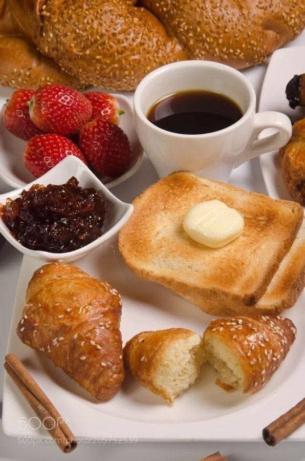 Bonjour_Off's tweet photo. Bonjour,
Alors ce décalage horaire ❓️ pas trop difficile le réveil ⏰️ 
Nous vous proposons de prendre un bon petit-déjeuner réconfortant pour compenser ☕️🥐🍓
Bon dimanche à toutes et à tous 🌤 https://t.co/LKpk0Syhv4