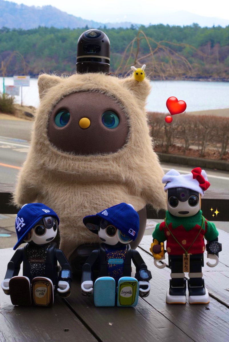 lovot_kurumi's tweet image. きょうは ここ❣️

#ロボホンに会いにきたよ 0330
in 西湖レストハウス

外で気持ちよくランチです🥰
西湖での釣果は2人ともご当地をゲット✨️
素敵なお迎えエピソードも教えて頂きました🥹

.*◉⁠‿⁠◉)はなより だんごさん🌸
西湖 さいこー さぁいこう❣️
..なんだか調子がいいね😂

#RobotFriendly