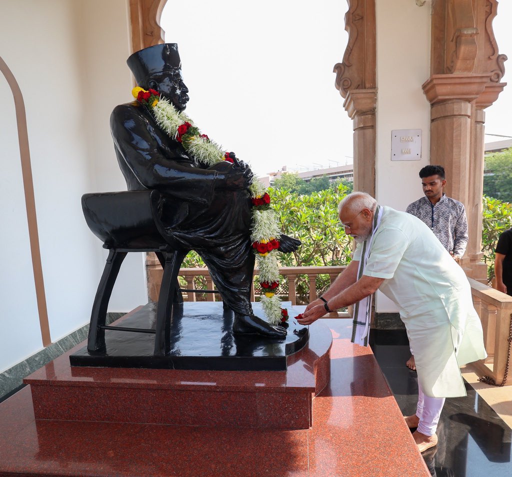 friendsofrss's tweet photo. परम पूजनीय डॉ हेडगेवार जी और पूज्य श्री गुरुजी को शत-शत नमन। उनकी स्मृतियों को संजोते, इस स्मृति मंदिर में आकर अभिभूत हूँ। भारतीय संस्कृति, राष्ट्रवा��� और संगठन शक्ति के मूल्यों को समर्पित यह स्थली हमें राष्ट्र की सेवा में आगे बढ़ने की प्रेरणा देती है: श्री @narendramodi https://t.co/uuP36uh1ZB