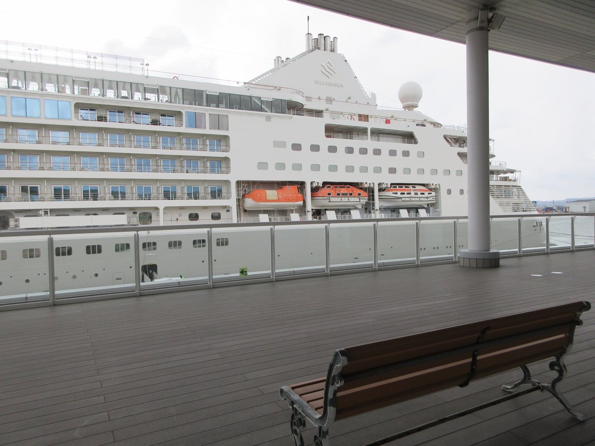 cruise_kanazawa's tweet photo. クルーズ船「#シルバー・ミューズ」が寄港しました。 本日は無量寺ふ頭に停泊し、明日31日(月) 23:00 出港となります。
明日はクルーズ船「#シルバー・ウィスパー」が7:00 大浜ふ頭に入港します。
最新情報HP→https://t.co/jCbZ2zsEjm
#金沢港クルーズターミナル
#SilverMuse #SilverWhisper https://t.co/Bd2LkyJJCb