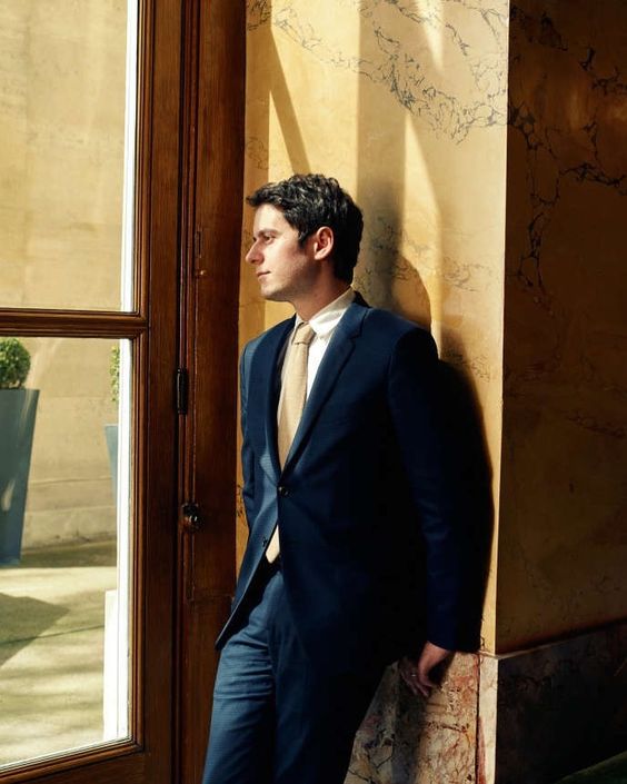 Fils2Psy's tweet photo. La blague du jour vous est offerte par Gabriel Attal, Premier ministre le plus éphémère de la Macronie. 
-  « Je serai un acteur des prochaines échéances.»
Un peu plus de 180 jours à Matignon à préparer un book photo de mannequin, on est à quel niveau de foutage de gueule ? https://t.co/zp0YfCFMjx