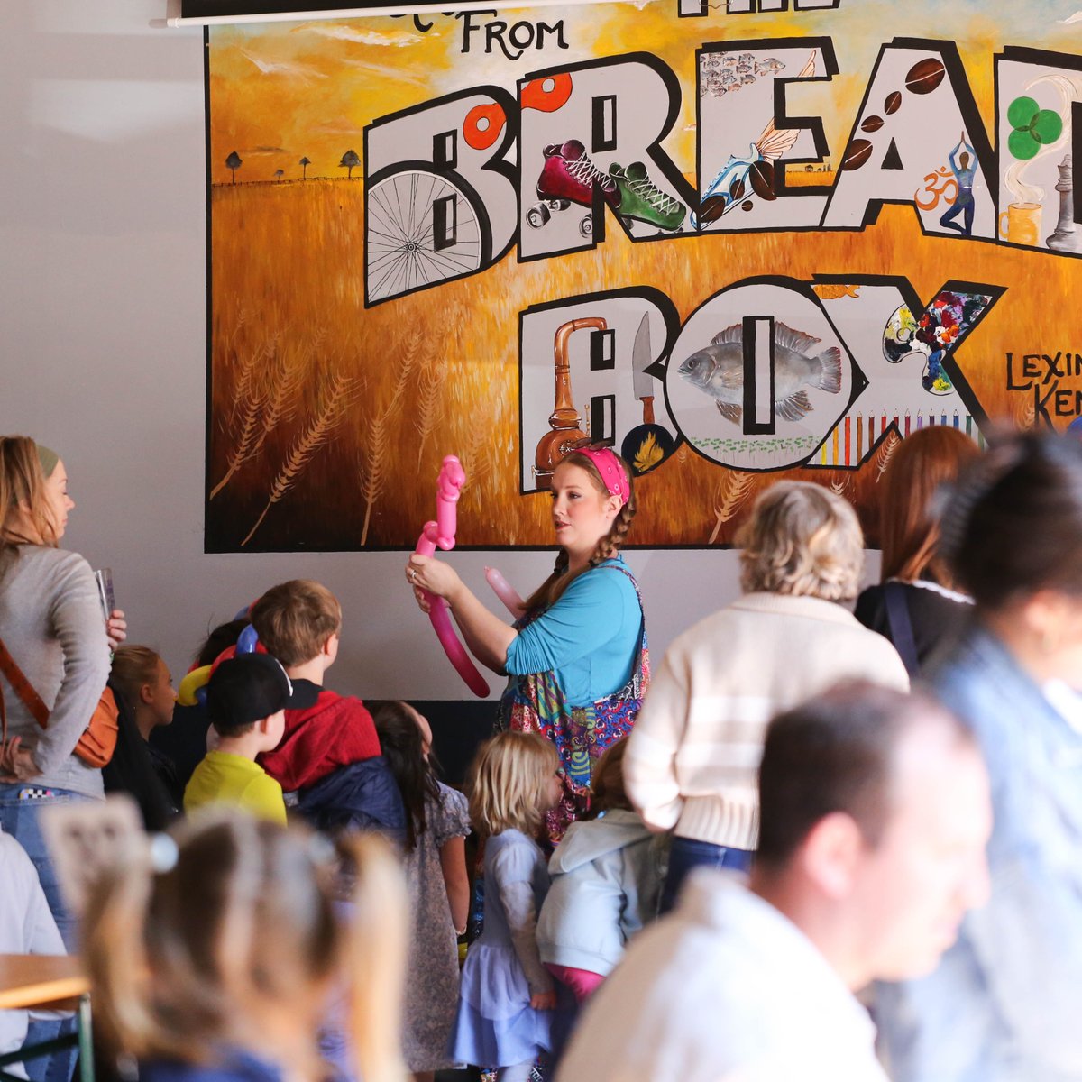 WestSixth's tweet image. FAMILYYY DAY 🍿🪄 Close out our bday weekend with us 11-3ish Sunday with FREE Magic Shows, Popcorn, and Balloon Twisting! Show times below ⬇️

11am-Magic Show
12pm-Balloon Twisting
1pm Magic Show
2pm- Baloon Twisting

 #freemagic #magicshows #balloontwisting