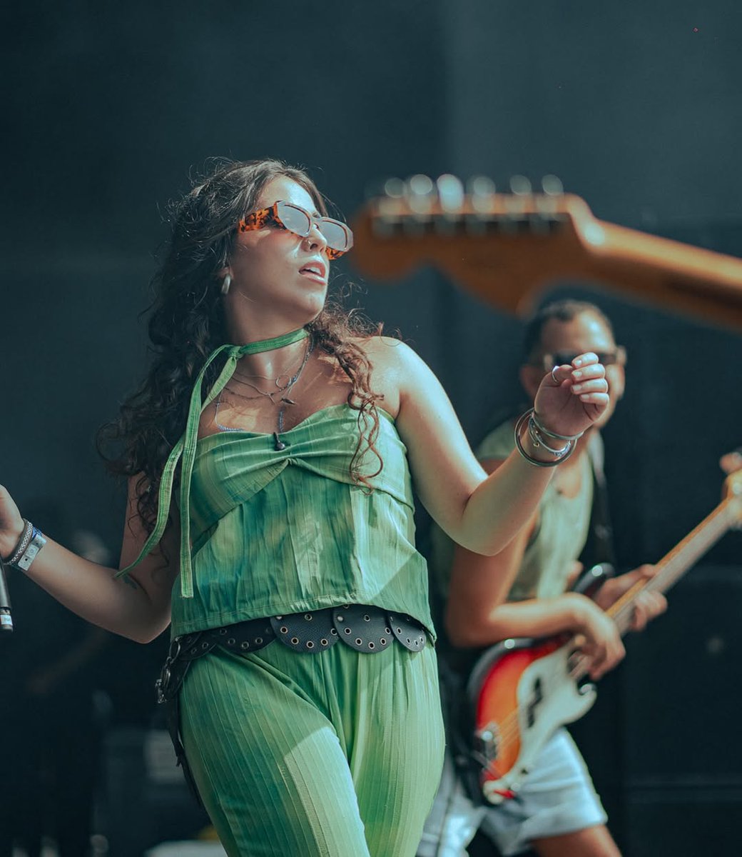 Clara Yolks nos hizo pasar un momento increíble con su maravillosa energía 🤘🏼

#vivoxelrock2025 
#vivoxelrock 
#clarayolks