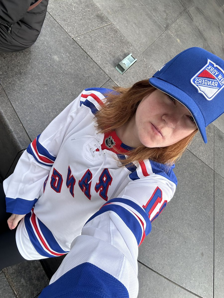 leigh 🏒 tweet media