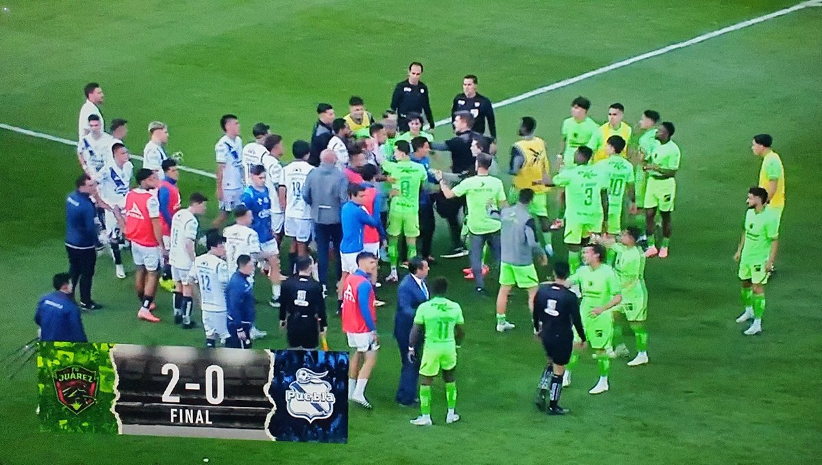 manuelistiko's tweet photo. Terminó "caliente" el juego en La Frontera, Avilés Hurtado se enfrascó en palabras con jugadores del Puebla, quienes vieron como su banca "salto" a enfrentarse verbalmente ante los Bravos https://t.co/KMXLMfza4N