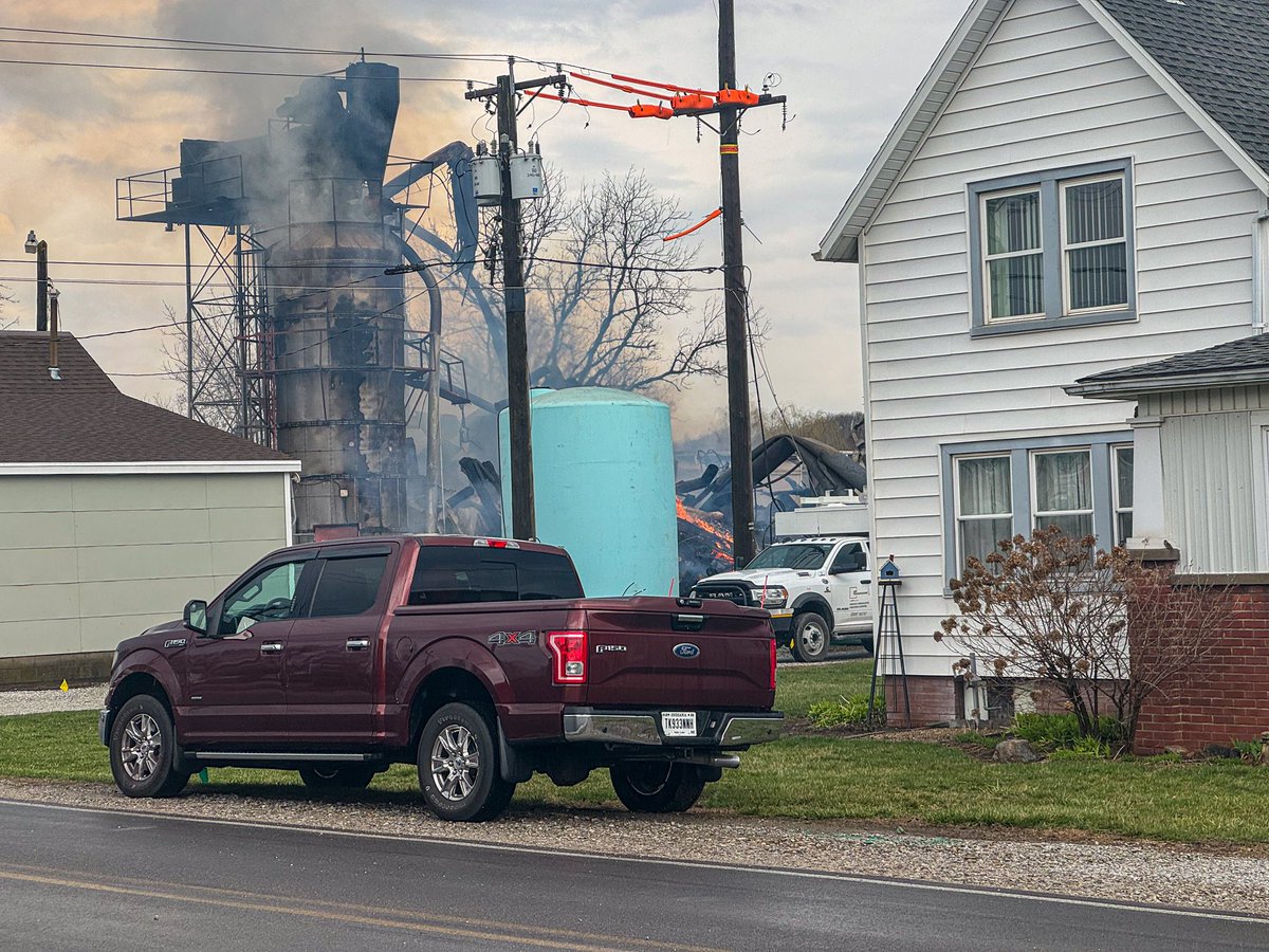 NowHeresYou's tweet photo. Yoder grain fire at 10am the following day. #yodergrain #grainfire #yoderindiana https://t.co/YJoHniWTbw