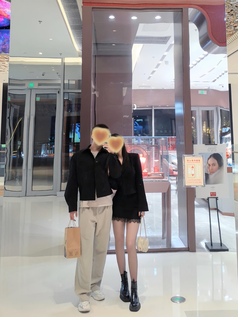 和女朋友约会拍的照片，最近看了很多前辈的帖子，发现自己越来越喜欢绿帽的感觉了，那种羞辱感怎么很刺激，让我特别满足，也希望有经验的绿主或者单Dom可以和我交流一些