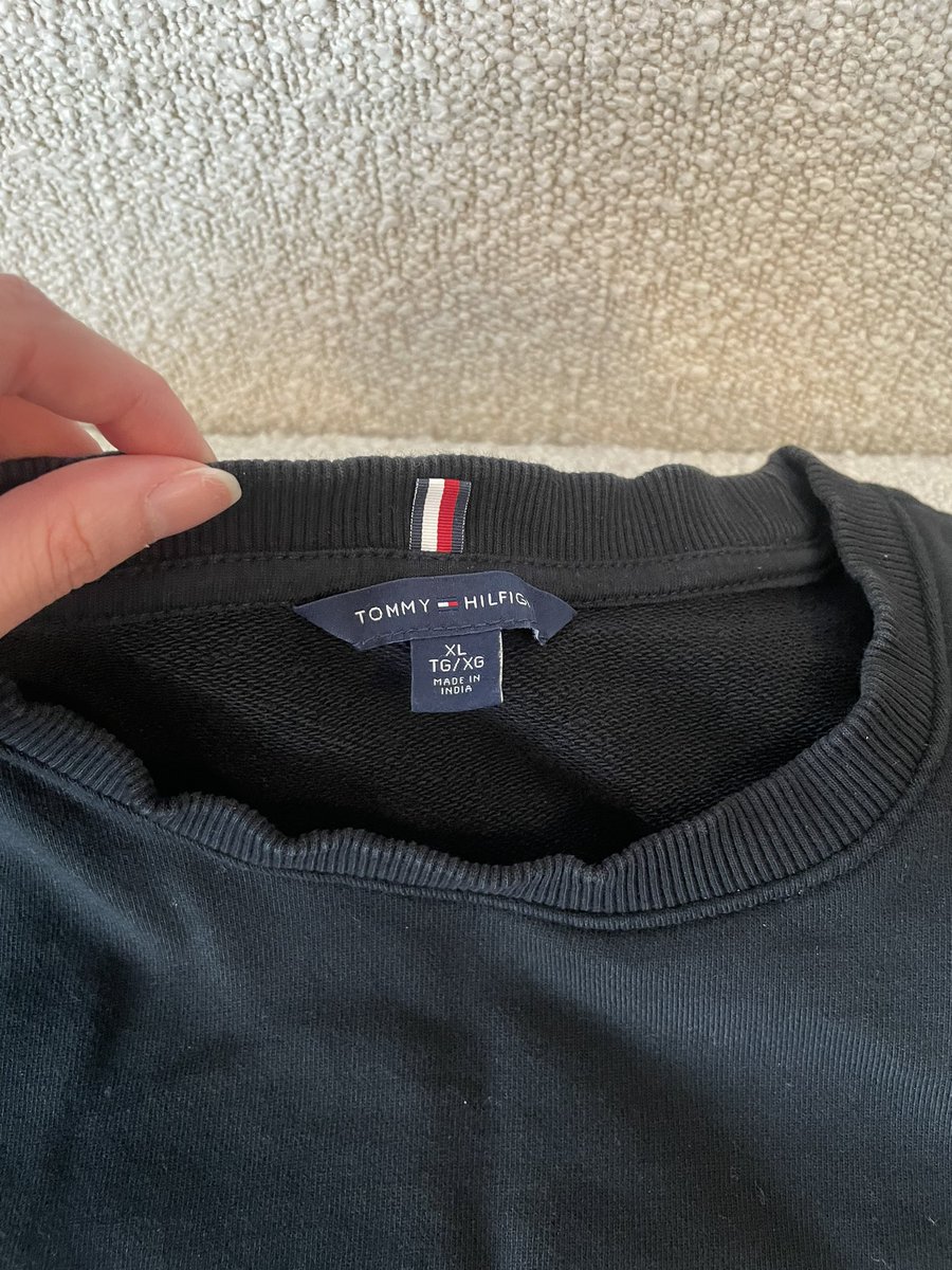 __hn0x's tweet photo. ⑤スウェット
Tommy Hilfiger サイズXL
シミが少しあります　$15 https://t.co/3a2pQwsqOV