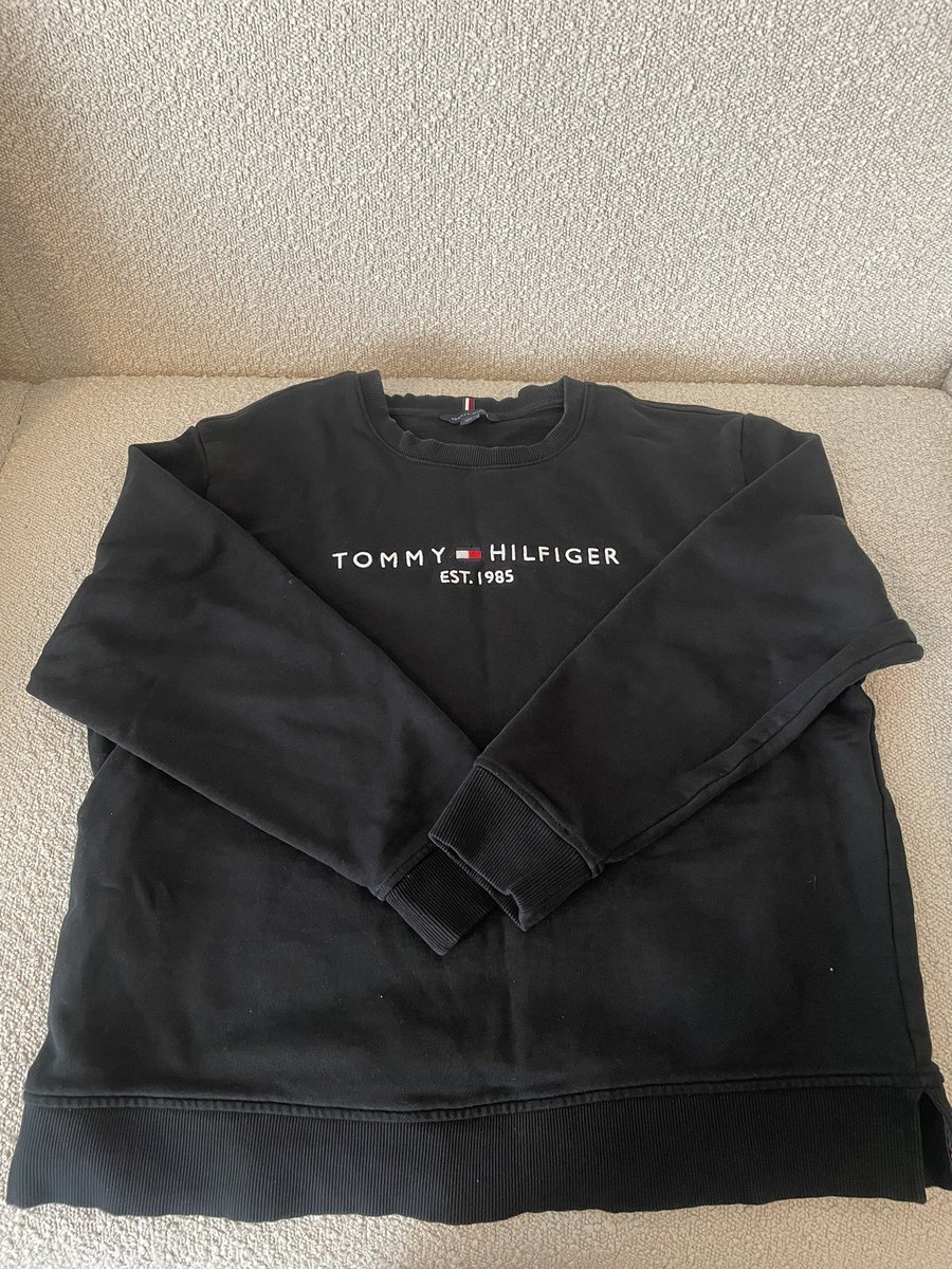 __hn0x's tweet photo. ⑤スウェット
Tommy Hilfiger サイズXL
シミが少しあります　$15 https://t.co/3a2pQwsqOV