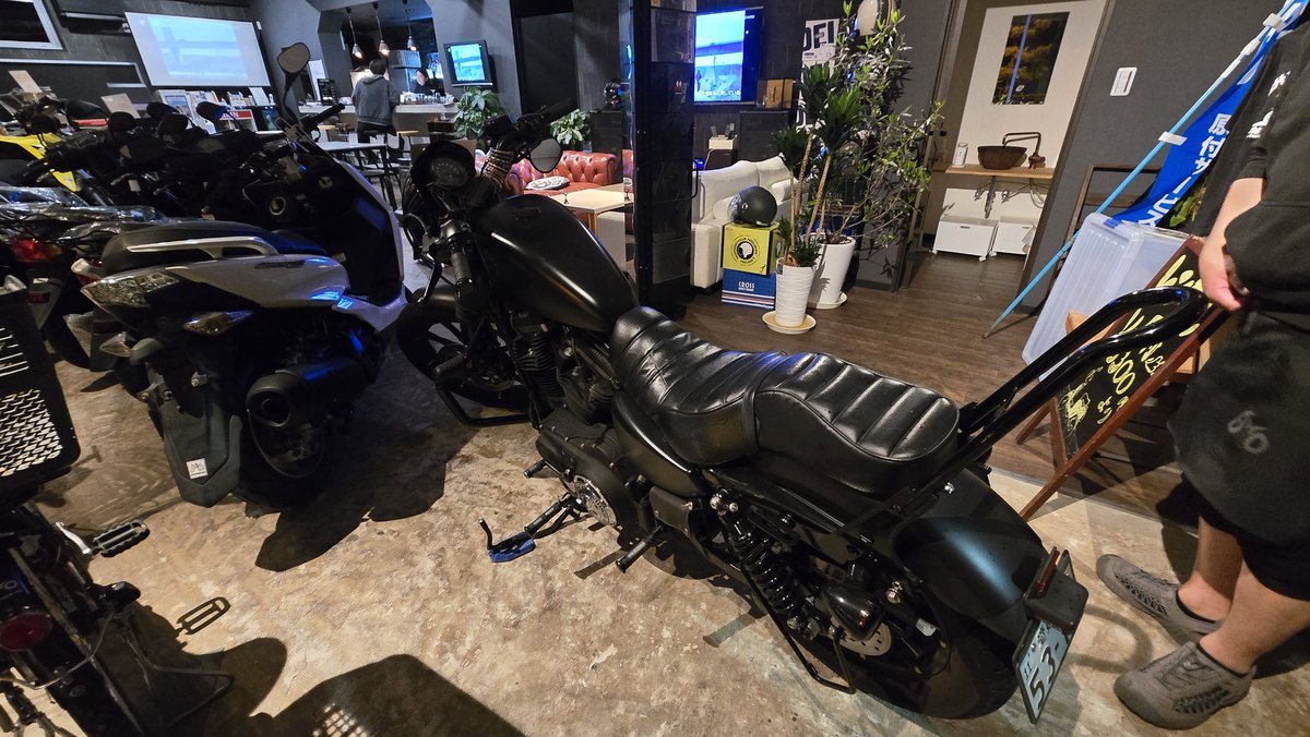 10feet_xl883n's tweet photo. 昨日の夜✨
#バイクハウスオータニ　バイクを停めさせてもらって、
#バイクヤノトナリ で晩御飯頂いて、
#バイクヤノニカイ で寝る！
超贅沢三昧😆😆😆 https://t.co/ecYq8Q1YmH