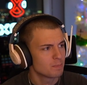 underscorestev3's tweet image. looks worse with headset on icl