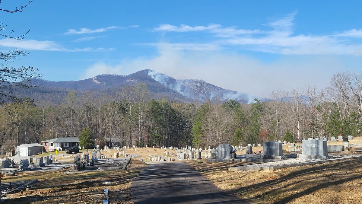 ArdentlyGrant's tweet image. 28MAR2025 18:00EDT
Pinnacle Mountain Engulfed by Wildfire.
 #TableRockFire 

Official Information updates:
co.pickens.sc.us/news_detail_T8…
