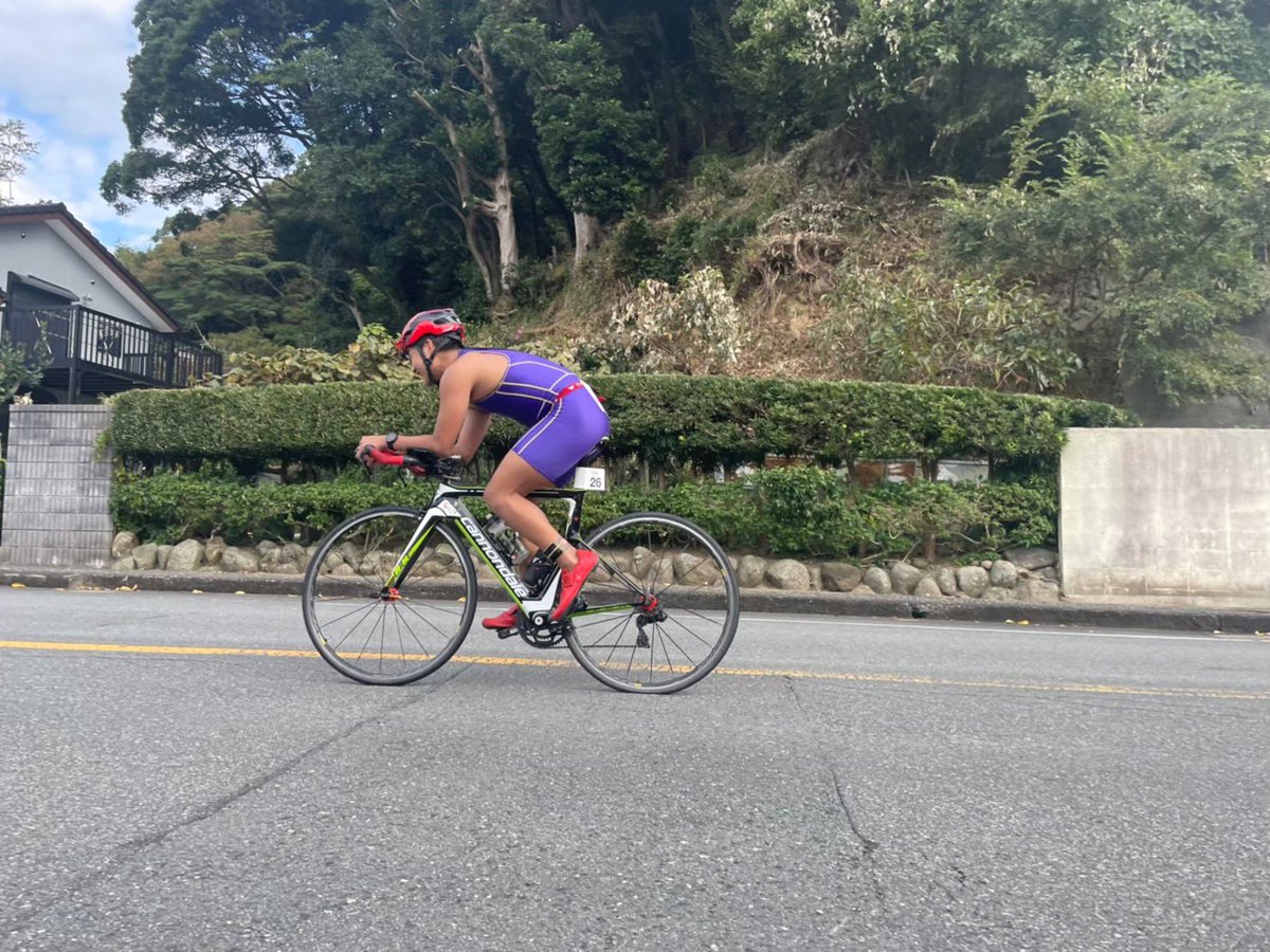 バイク
バイクはトライアスロンの各競技の中でも競技時間が最長！
だからバイクで勝負がかなり決まります🚴‍♀️
スピードも速い人だと時速30〜40km以上でて爽快感抜群。
綺麗な海を眺めたり山中を走ったりと自然も感じられます。
バイクは高い💴ですがその分愛着が湧きます！
#春から京大
#春から同志社
