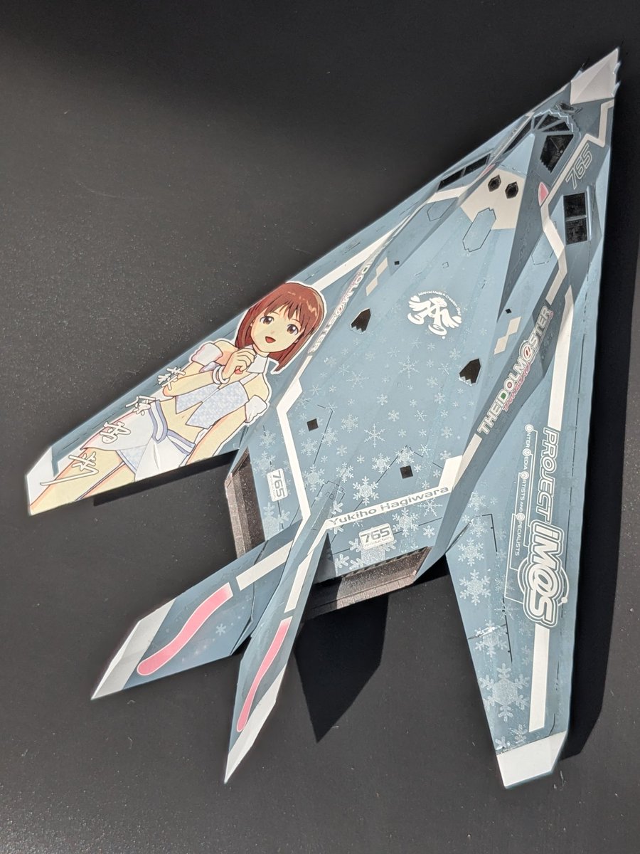 haruharuminato's tweet photo. ハセガワ 1/72 F-117A ナイトホーク“ア��ドルマスター 萩原雪歩“　完成しました。
デカールが本体のキットですね…。機体色にMr.COLORの#307を使ったところ、意図せずストライプと雪の結晶が光の加減で見えたり見えなかったりにのストレス仕様となりました。 https://t.co/tYZKVVpXSQ