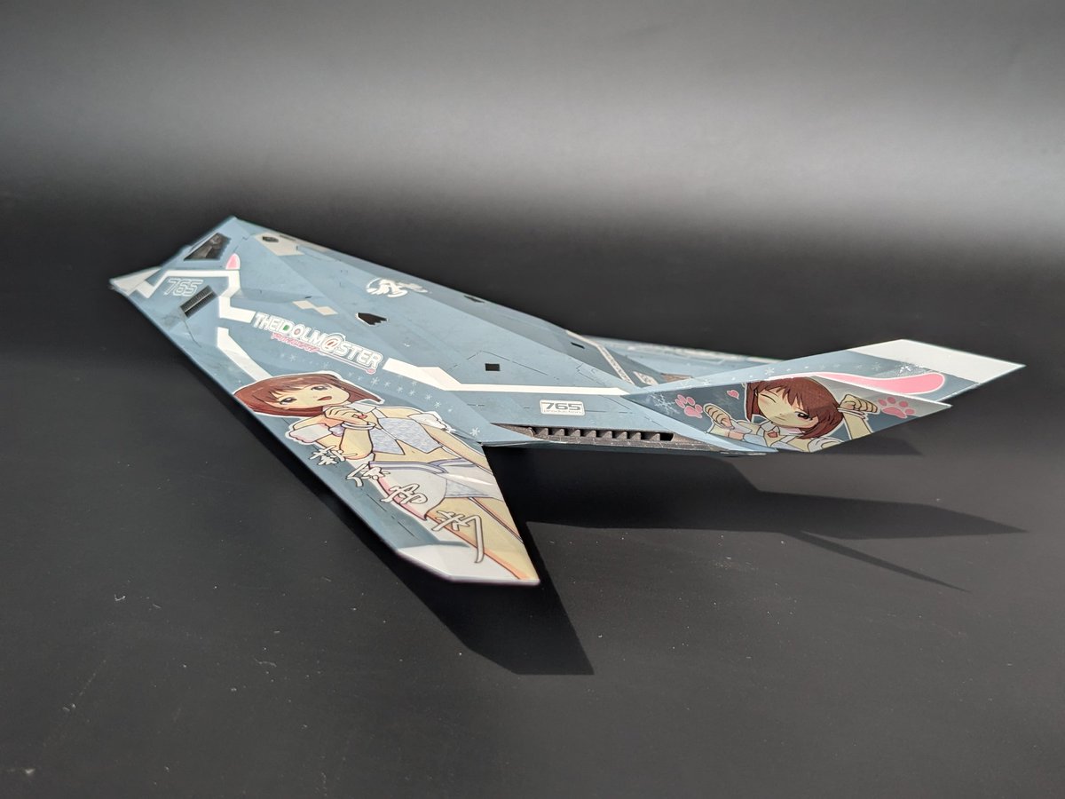 haruharuminato's tweet photo. ハセガワ 1/72 F-117A ナイトホーク“ア��ドルマスター 萩原雪歩“　完成しました。
デカールが本体のキットですね…。機体色にMr.COLORの#307を使ったところ、意図せずストライプと雪の結晶が光の加減で見えたり見えなかったりにのストレス仕様となりました。 https://t.co/tYZKVVpXSQ