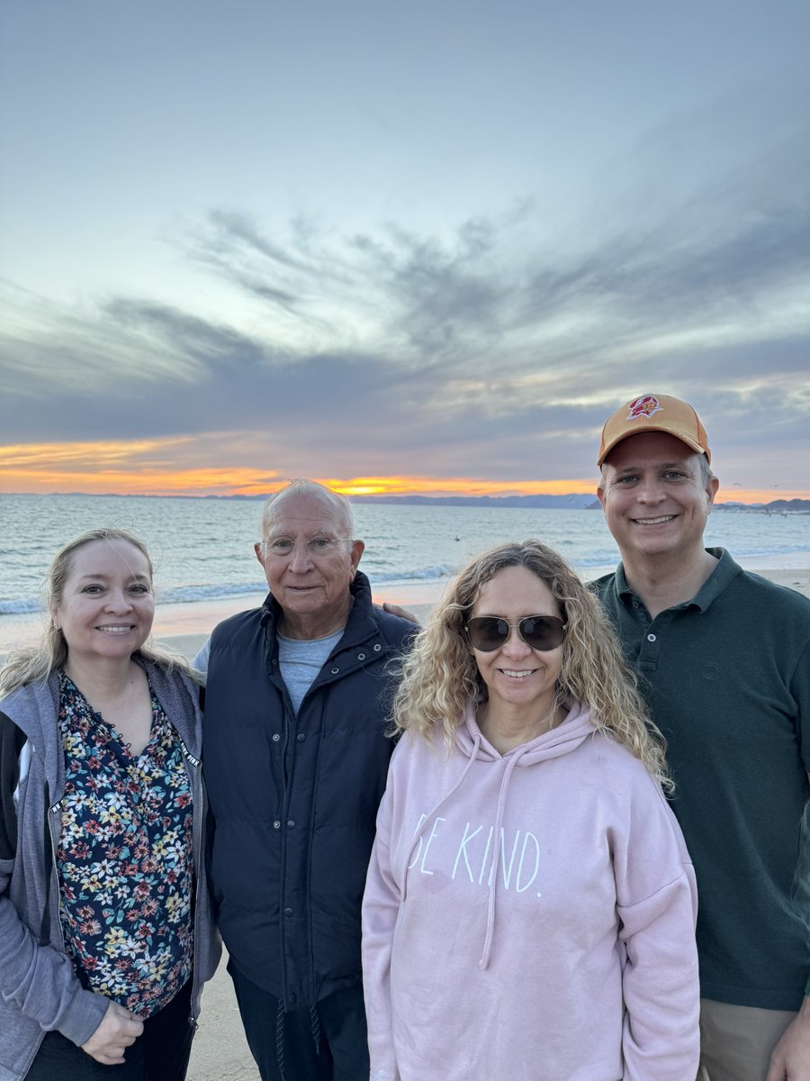 Hay Tito para rato!!!!

P.D; Sean felices, al menos que tengan otros planes.