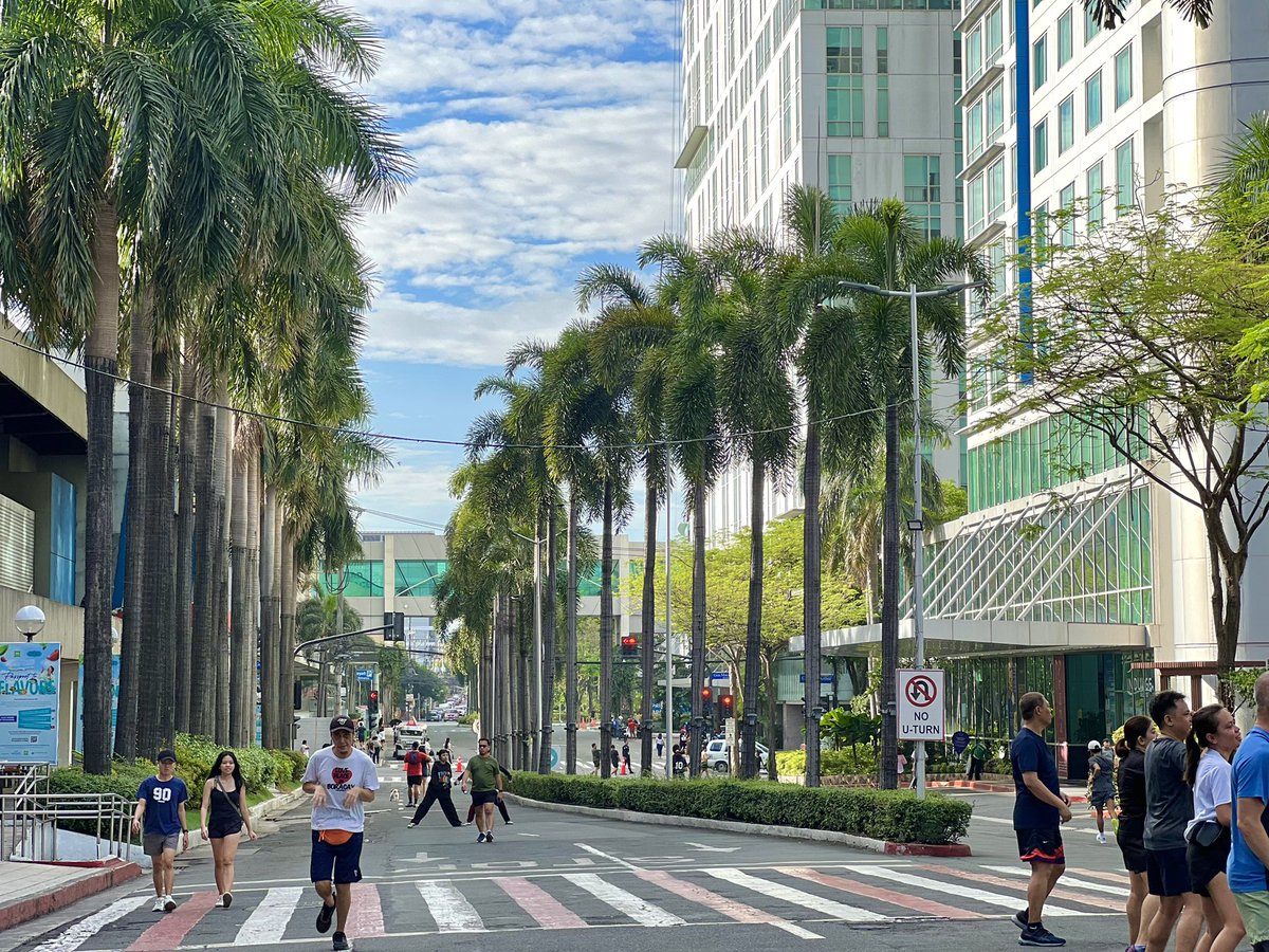AranetaCity's tweet photo. Your energy made it all fun! ⚡️ 
Congratulations in achieving your goals today, Araneta City-zens. See you again next Sunday! 🏃‍♀️🏃🏃‍♂️

Join the aRUNeta Run Club here: https://t.co/tIuZJDcgIA

#CityOfFirsts #AranetaCity #aRUNetaRunClub #EcoRun #AranetaCityApp #MoveForTheEnvironment https://t.co/jLX6BSbg2q