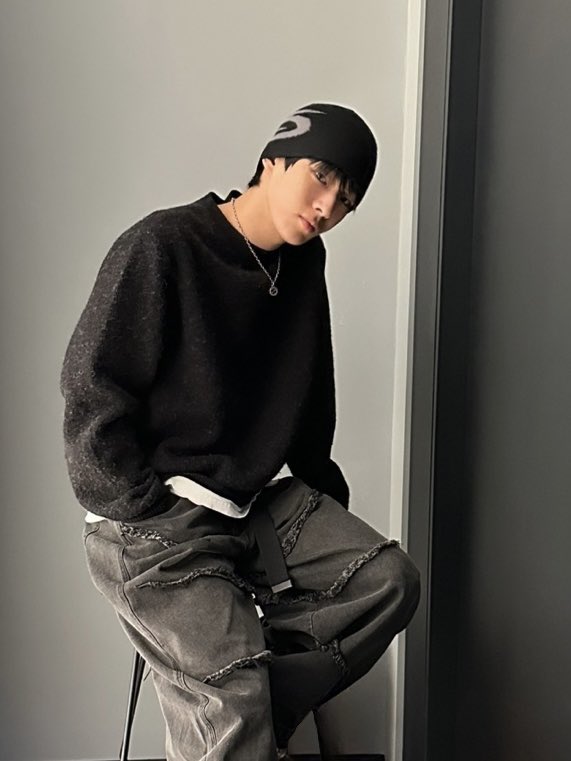 주말이 많이 춥네요🥲 일요일이라도 제 사랑 받고 따뜻한 하루 보내요☀️🩵💛

#AHOF #아홉 
#STEVEN #스티븐