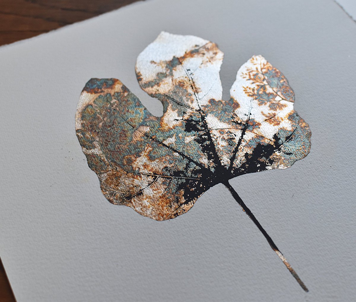 hana11_carol's tweet image. 版画作り途中🍁
落ち葉をそのまま版にして形を取りました

#版画
#screenprinting
#film