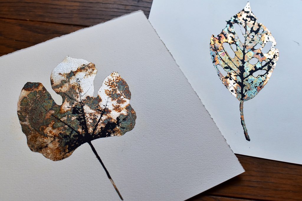 hana11_carol's tweet image. 版画作り途中🍁
落ち葉をそのまま版にして形を取りました

#版画
#screenprinting
#film