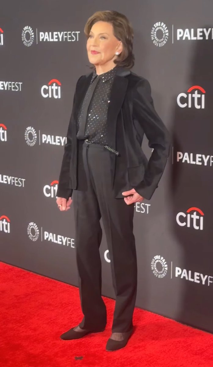 Lauren and Kelly at Paleyfest tonight, omg. They look INCREDIBLE. 😭🔥🫠🥵