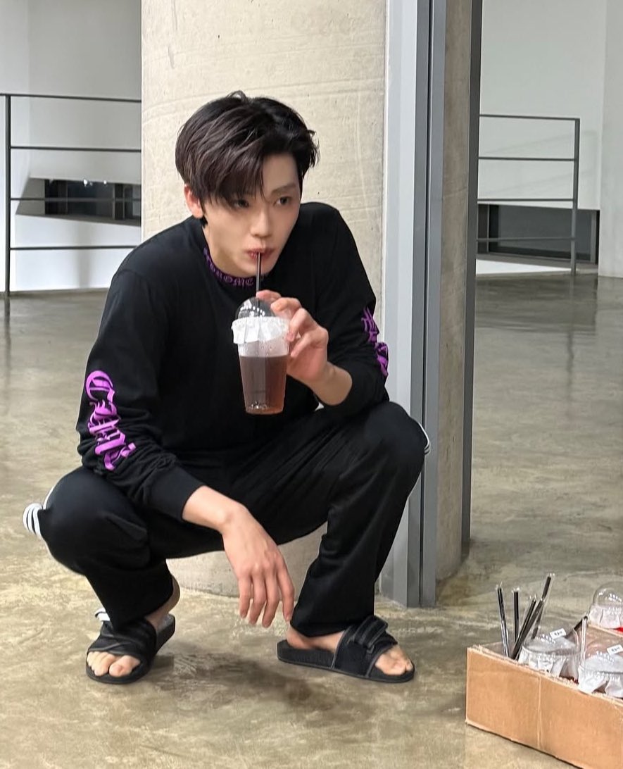 iprayncrybutdry's tweet photo. เข้ามอ                                               อยุ่หอ https://t.co/EWLUimuwv6