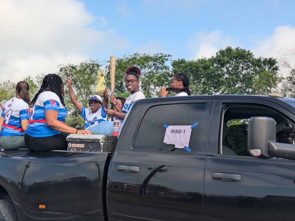 RoyalHSBaseball's tweet photo. Falcon Baseball ⚾️ loved having the Falcon Softball 🥎 Team add some sunshine to the baseball team in the 2025 Royal ISD FFA Parade. Great collaboration amongst the Falcon Family. Go Falcons!!! #Historyinthemaking https://t.co/8m8Oo8f2AO
