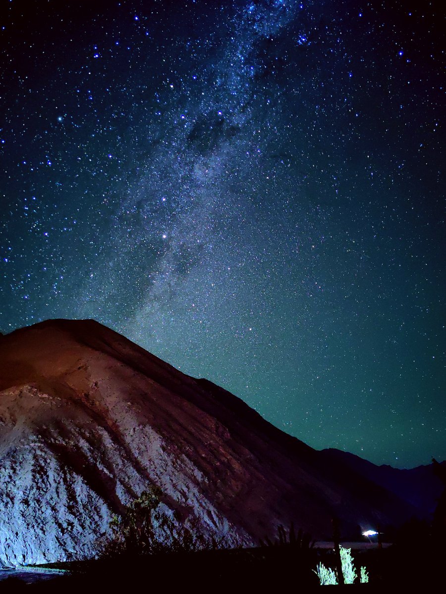 La mejor noche del mes, luna nueva, cielo absolutamente oscuro y un mar de estrellas sobre mi. Recién tomada con el celu desde el Valle del Elqui!
Insta: Seba_Astrofotografia