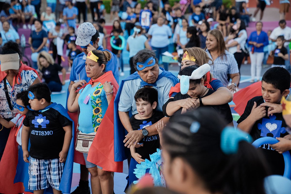 Gracias familias por ayudarnos a vestir las calles de #Zihua con visibilidad y respeto. 💙 Cada paso que dimos juntos ha sido un mensaje de amor para nuestras niñas, niños, jóvenes y adultos autistas.

#Caminata 
Todos somos piezas de un mismo mundo. 🧩❤️
