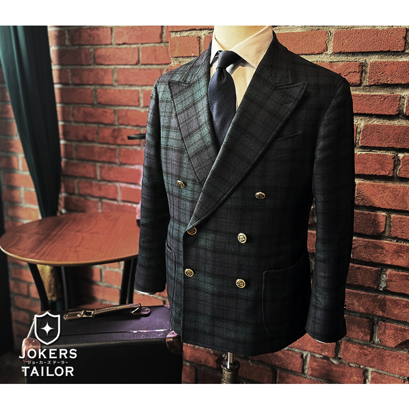 イタリアのナポリを象徴するシャツの袖付けの技法(マニカカミーチャ)を用いて仕立てたブラックウォッチのブレザー。
肩のシルエットはナチュラルで柔らかさがあり、見た目も着心地もなリラックス感漂う仕上がりになります。
jokerstailor.com
#オーダーメイド専門店 “ #ジョーカーズテーラー ”
