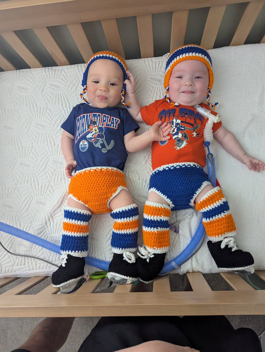 We’re geared up for the Battle of Alberta! 💙⚡️🧡

The whole fam is rocking their Oilers blue &amp; orange, ready to cheer loud and proud! GO OILERS GO! 

🔗: WylderAndOakleyFoundation.org 

#CureWylderAndOakley #ABCA3Awareness #ABCA3 #YYC #Calgary #Alberta #Cure #Hospital