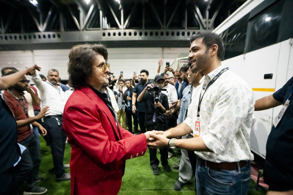 UditSheth's tweet photo. Welcomed Padma Shri Sonu Nigam!! 

What an outstanding performer and great talent of India!!

Ahmedabad rocked &amp; swayed at his genius!!

Thank you FeverLive for the amazing partnership!!

#sonunigam #ahmedabad #ekaarena #transstadia #ekaclub #music #concert https://t.co/HXhdNjesrV