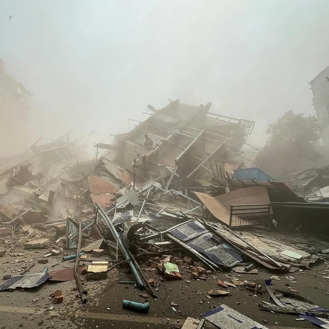 KYizhan's tweet photo. My heart goes out to the people affected by the deadly earthquakes in Myanmar,and neighboring countries Thailand and China.Disasters like this make an unfair world even more unfair.
#WhatsHappeningInMyanmar 
#earthquake 
#earthquakemyanmar https://t.co/c8H9O1PfEU