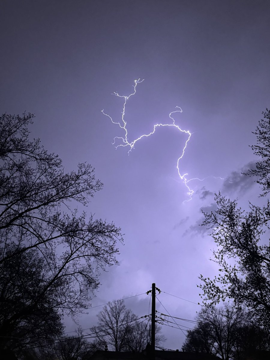 OwsleyK's tweet photo. Probably the coolest picture I’ve taken. 
#KSWeather  #Lightning https://t.co/0V05c50FUE