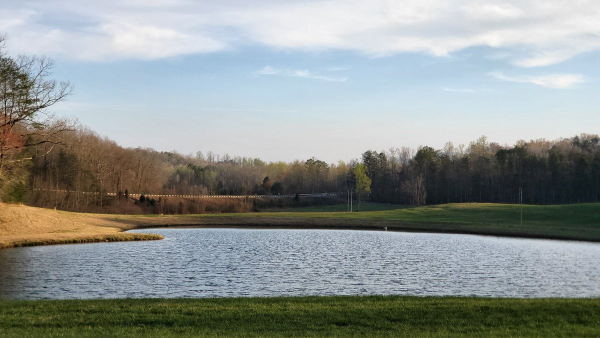 ArdentlyGrant's tweet image. An Upstate South Carolina Landmark, Hoyt's home survives the #TableRockFire!
Those 2 photos with smoke show just how close we were to losing this treasure! 

Our fire fighters really did an amazing job!
 💯 💪👏
#tablerock #wildfire #fire
#upstate #sc #southcarolina
#pickens