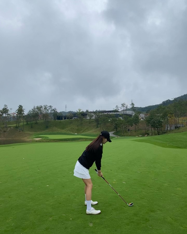 Elevate your Sunday by hitting the greens with friends! It's the perfect way to sculpt my physique, refresh my skin, and soak up some vitamin D. Cheers to health and friendship! 🏌️‍♂️✨