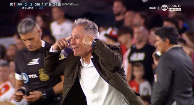 Mi vieja: "que carajo hace este boludo en la pieza"

Yo festejando como el pipe loyola👉😄👈