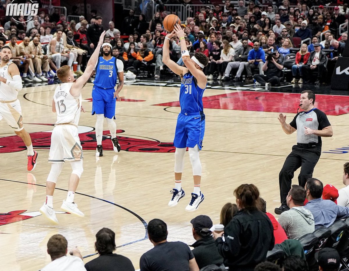 klay thompson tonight:

20 points 
5 3 pointers 

bringing his season total to 201, making it his 10th season with 200 or more 3-pointers. 

he is only the second player in nba history to do so, and has the 2nd most seasons with 200+ 3PM trailing only stephen curry (12)