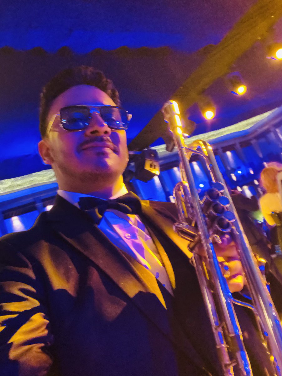 mr_trumpetman's tweet photo. #TocandoAndo #BandaMetropoliGCT tirando cumbiones en CDMX #MrTrumpetman🎶🎺😎 https://t.co/hIC3lWwSvf
