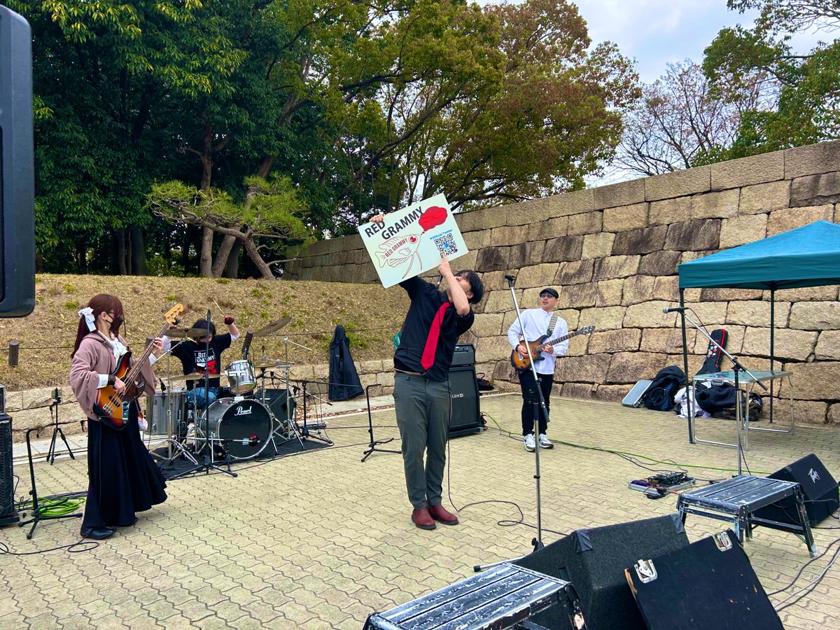 sonicform1's tweet photo. 🏯'25/3/30 城天ストリート🏯

1組目
『✨REDGRAMMY✨』
@redgrammy0107 

広島県因島出身で大阪在住
バンド名は魚とグラミー賞をかけた
造語だそうです！

ポップでロックなサウンドで
城天が盛り上がっております🔥

#REDGRAMMY 
#城天ストリート 
#フリーライブ
#大阪城公園 https://t.co/rULdEyeMc0