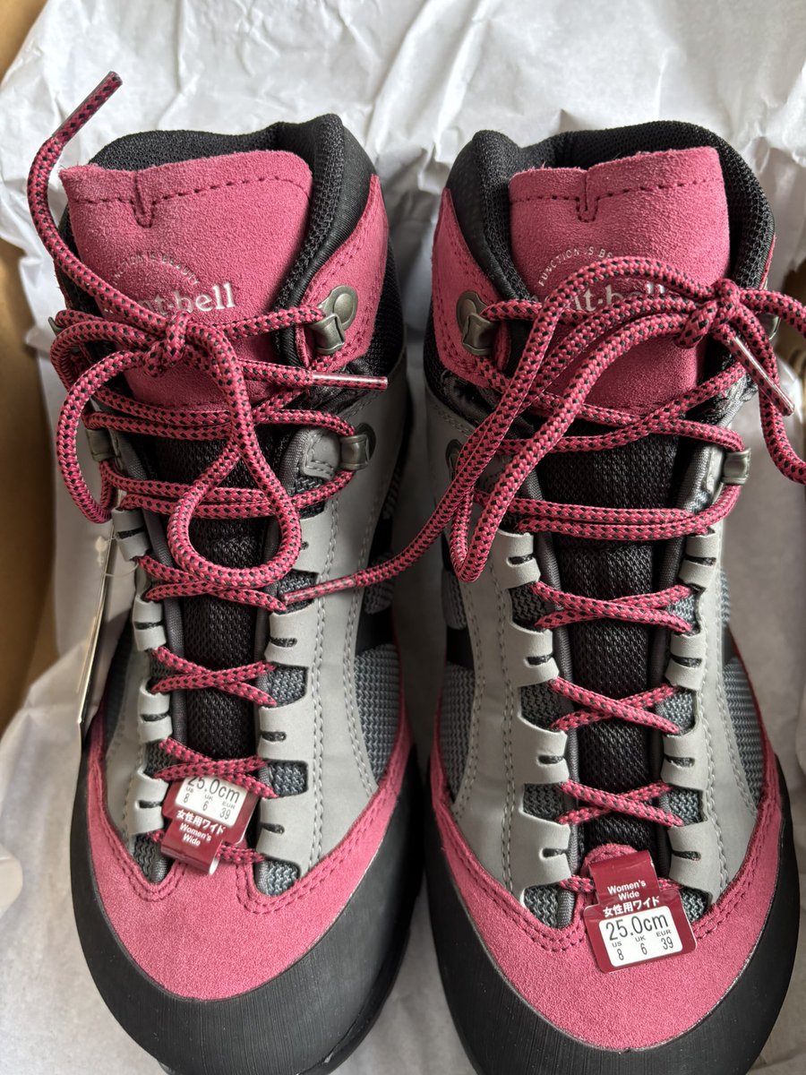 この3月は「靴活」してました！
バイキング＆低山登山を始めたくて
そんでついに！お迎えしました♡
モンベル マウテンクルーザー600
命名「べるこ」！