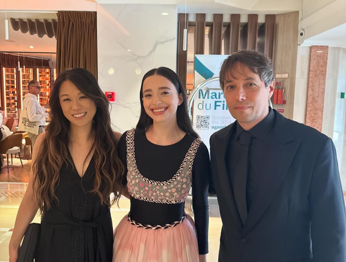 © 𝗚𝗩𝗡 • Hot T͟o͟p͟i͟c͟s͟ • 𝗠𝗼𝘃𝗶𝗲𝘀 📽️
❨ 2025 ❩ › N͟e͟w͟s͟ 🗞️
𝘁𝗮𝗴: #GeekVibesNationRP

Növah K. Riviére (<a href="/almamalherida/">Me mudé a @musefairies !</a>), Ayslin N. Riviére Evans (@divinafeminite) and Daemon Reid (<a href="/FireBloodK/">Daemon ✘ Dad to be</a>) before entering the premiere of <a href="/AnoraMovieRP/">𝖠𝗇𝗼𝙧𝖺 ᴿᴾ</a> on <a href="/CannesFilmsRP/">Ⲥ𝖺𝗇𝗇𝗲𝙨 𝗙𝗂𝗹𝗺 𝗙𝗲𝙨t𝗂𝘃𝖺𝗹 ᴿᴾ</a>