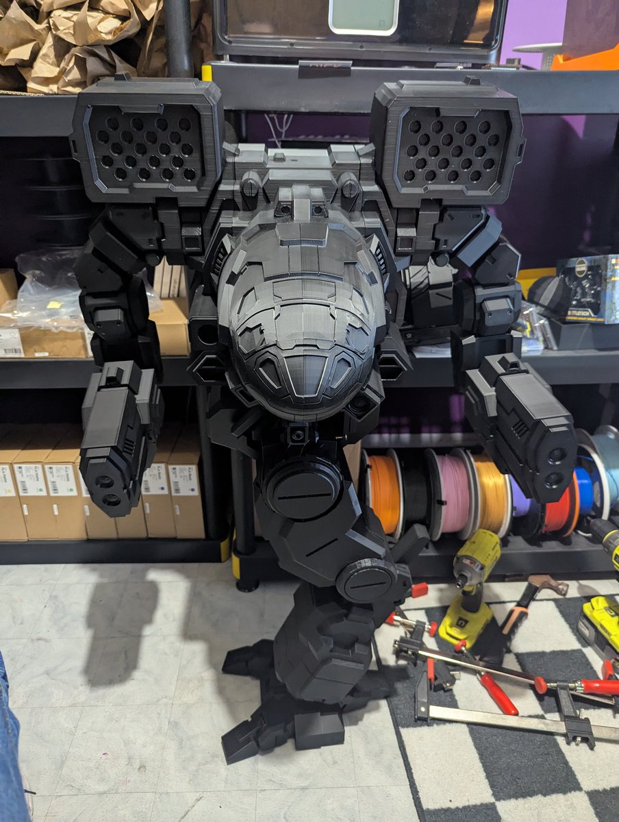 3 foot Timberwolf is almost complete. Sanding/priming/painting next.
#battletech #mech