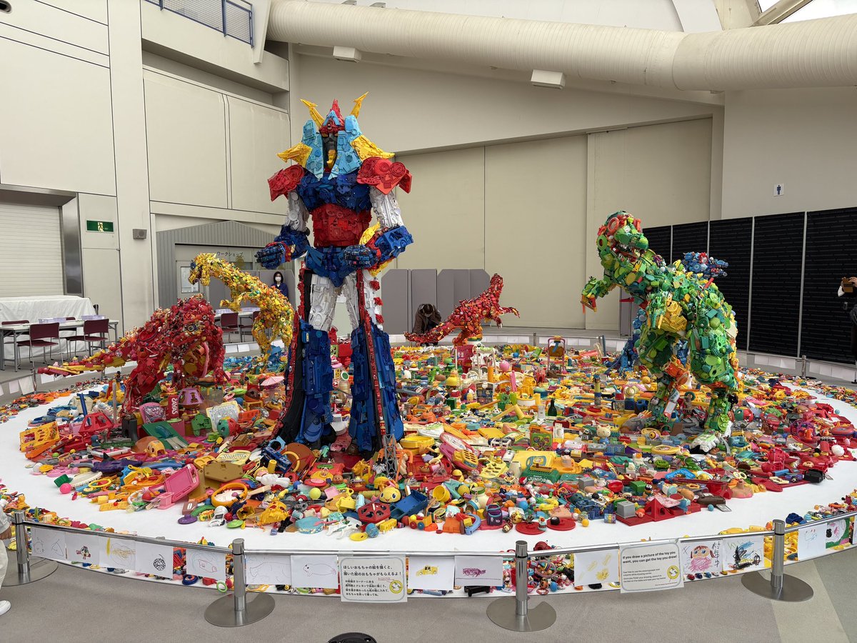 wakasagi_sirasu's tweet image. #FightingRobots
行ってきた。
・小4と共作したガンダム
・玩具をモザイクアートめいて貼り合わせたライディーン
他諸々。
現代アート、なんでもありだな……
偶然ガンダムを描いた作家(と付き添いの角川側の人)が会場にいたのでアイサツしたりもした
